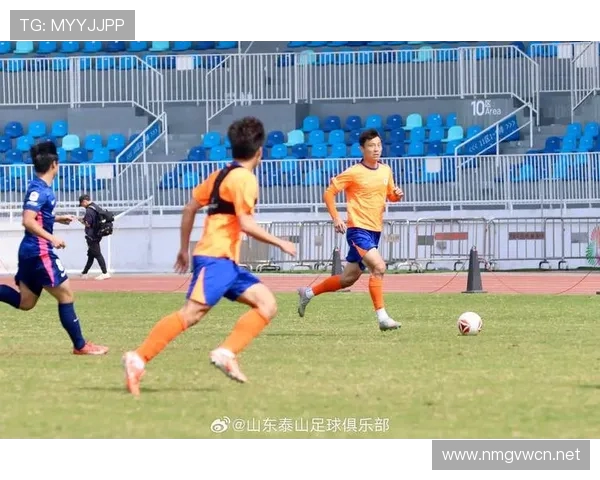 武磊无球跑位：拉开对方中卫间距后瞬间启动切入盲区的时机选择